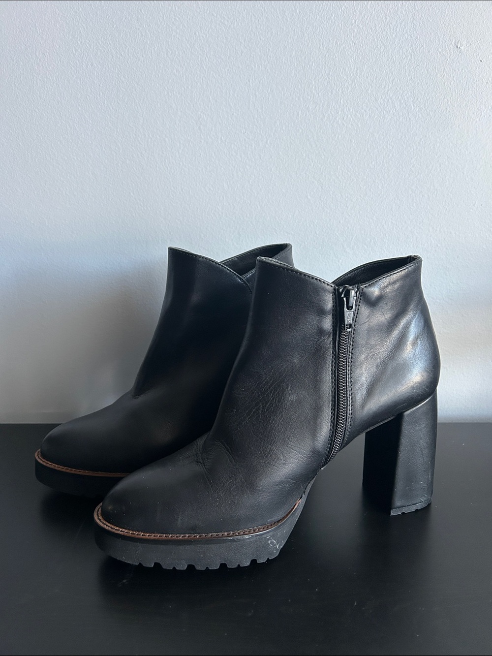 NWOT GADEA Black Leather Platform Ankle Boots with Side Zip size 39.